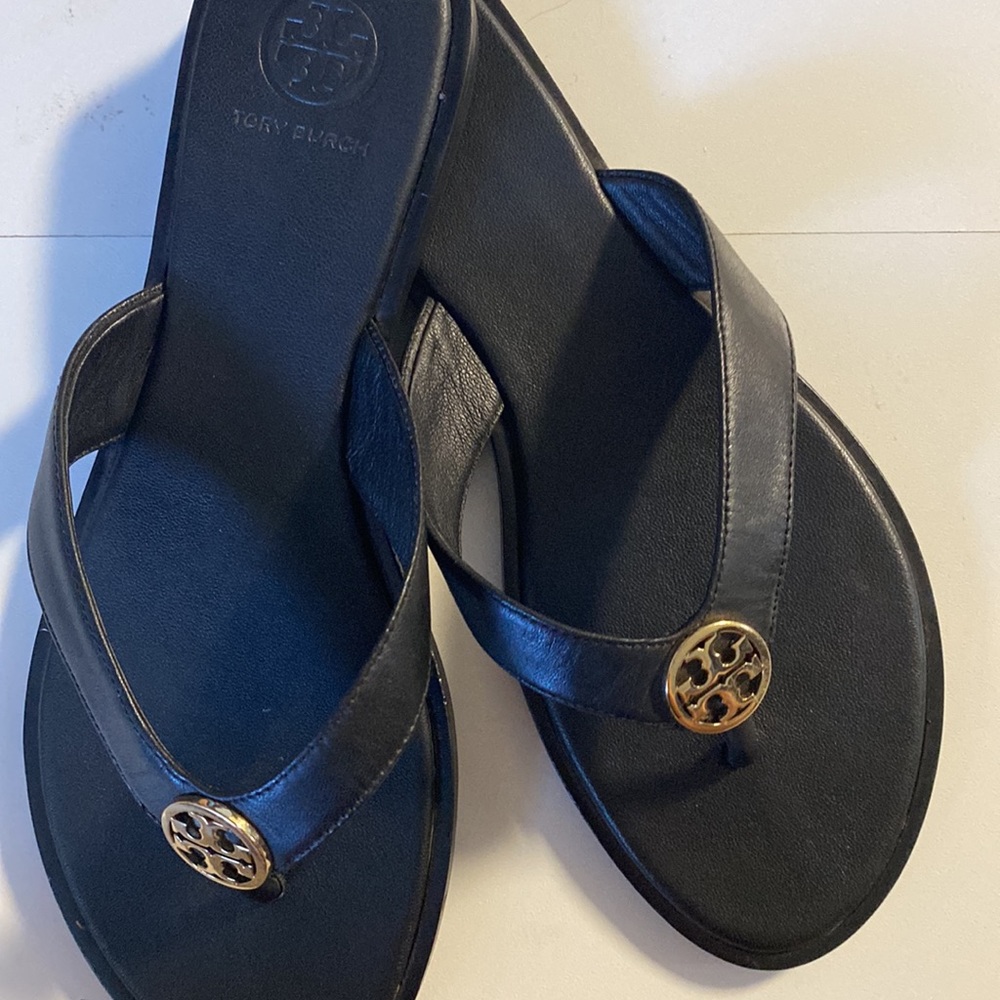 Tory Burch Benton Thong Black Leather Sandals Size 7 - Picture 2 of 7